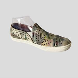 Earth Tangelo Flower Laser-Cut Leather Slip On Comfort Sneakers Size 8 Shoes
